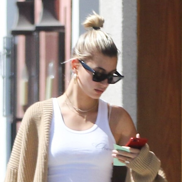 Exclusif - Hailey Baldwin est allée faire du shopping après avoir bu un café avec Justin Bieber à Los Angeles, le 1er octobre 2018.