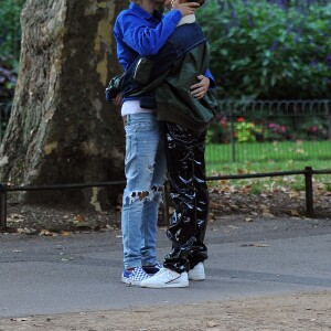 Justin Bieber et sa fiancée Hailey Baldwin se promènent amoureux dans Hyde Park à Londres puis vont prendre une collation chez "Joe & The Juice" et faire un peu de shopping chez "Selfridges". Londres, le 17 septembre 2018.