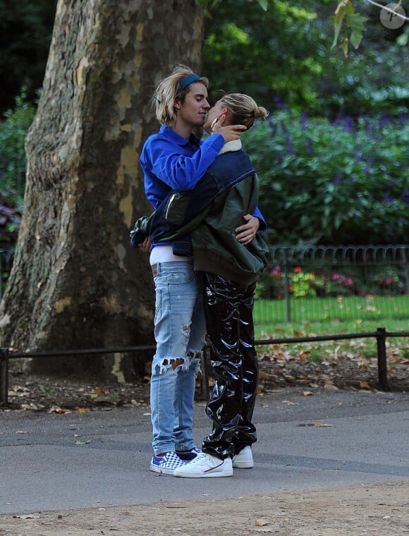 Justin Bieber et sa fiancée Hailey Baldwin se promènent amoureux dans Hyde Park à Londres puis vont prendre une collation chez "Joe & The Juice" et faire un peu de shopping chez "Selfridges". Londres, le 17 septembre 2018.
