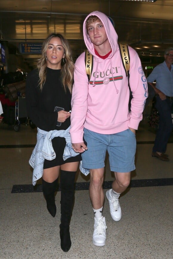 Exclusif - Chloe Bennet et son compagnon Logan Paul arrivent à l'aéroport LAX à Los Angeles, le 28 aout 2018.