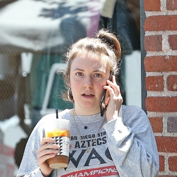 Lena Dunham est allée acheter un café glacé à emporter avant de faire du shopping dans les rues de West Hollywood, le 22 août 2018  Lena Dunham stops to take a phone call and get an iced coffee while out shopping in West Hollywood. The 'Girls' actress and writer seemed to be in good sprits, visibly laughing and smiling, despite recently losing her Yorkie Bowie. 22nd august 201822/08/2018 - Los Angeles