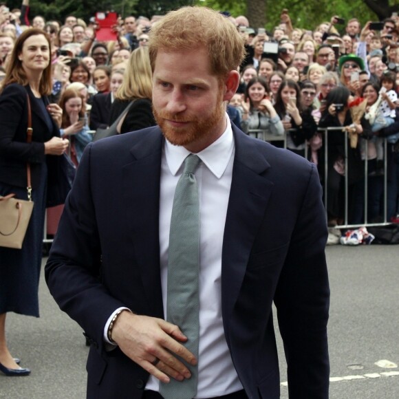 Le prince Harry, duc de Sussex, et Meghan Markle, enceinte, duchesse de Sussex, vont à la rencontre de la foule venue les accueillir, lors de la visite des jardins botaniques de Melbourne, le 18 octobre 2018.