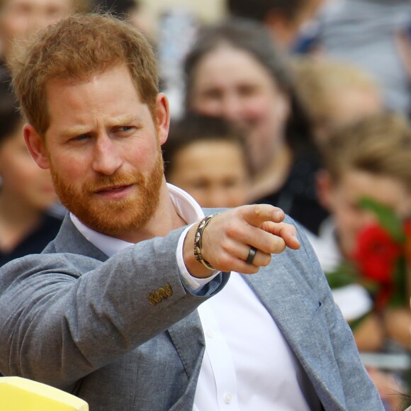 Le prince Harry, duc de Sussex, et Meghan Markle, enceinte, duchesse de Sussex, vont à la rencontre de jeunes volontaires pour nettoyer la plage de Melbourne, le 18 octobre 2018.