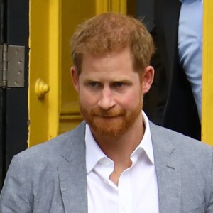 Le prince Harry, duc de Sussex, et Meghan Markle, enceinte, duchesse de Sussex, vont à la rencontre de jeunes volontaires pour nettoyer la plage de Melbourne, le 18 octobre 2018.