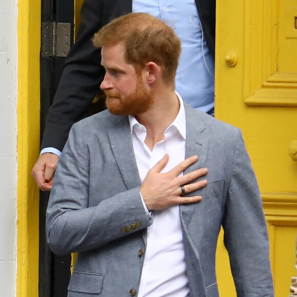 Le prince Harry, duc de Sussex, et Meghan Markle, enceinte, duchesse de Sussex, vont à la rencontre de jeunes volontaires pour nettoyer la plage de Melbourne, le 18 octobre 2018.