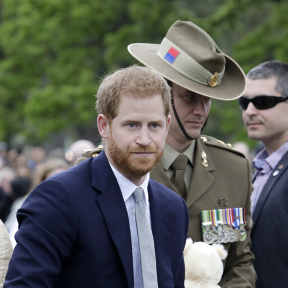 Le prince Harry, duc de Sussex, et Meghan Markle, enceinte, duchesse de Sussex, vont à la rencontre de la foule venue les accueillir, lors de la visite des jardins botaniques de Melbourne, le 18 octobre 2018.