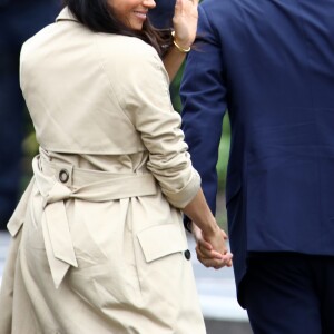 Le prince Harry, duc de Sussex, et Meghan Markle, enceinte, duchesse de Sussex, vont à la rencontre de la foule venue les accueillir, lors de la visite des jardins botaniques de Melbourne, le 18 octobre 2018.