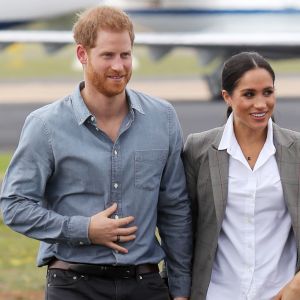 Le prince Harry, duc de Sussex et sa femme Meghan Markle, duchesse de Sussex (enceinte) à leur arrivée à Dubbo en Australie dans le cadre de leur première tournée officielle, le 17 octobre 2018.