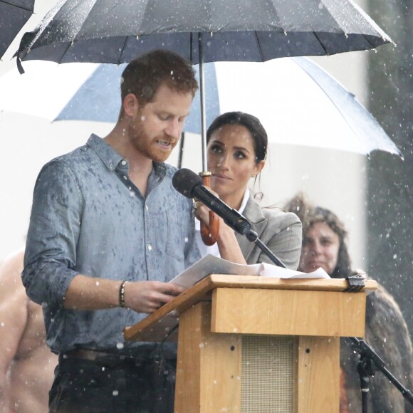 Le prince Harry, duc de Sussex a prononcé un discours aux côtés de sa femme Meghan Markle, duchesse de Sussex (enceinte) sous la pluie au parc Victoria Park de la ville de Dubbo en Australie dans le cadre de leur première tournée officielle, le 17 octobre 2018.