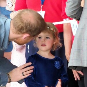 Le prince Harry, duc de Sussex et sa femme Meghan Markle, duchesse de Sussex (enceinte) visitent le "Royal Flying Doctor Service Visitor Education" à Dubbo en Australie lors de leur première tournée officielle, le 17 octobre 2018.