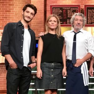 Pierre Niney aux côtés de Gilles Lellouche, Guillaume Canet, Alain Chabat et Marina Foïs pour Burger Quiz.