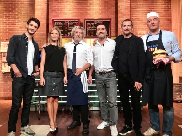 Pierre Niney aux côtés de Gilles Lellouche, Guillaume Canet, Alain Chabat et Marina Foïs pour Burger Quiz.