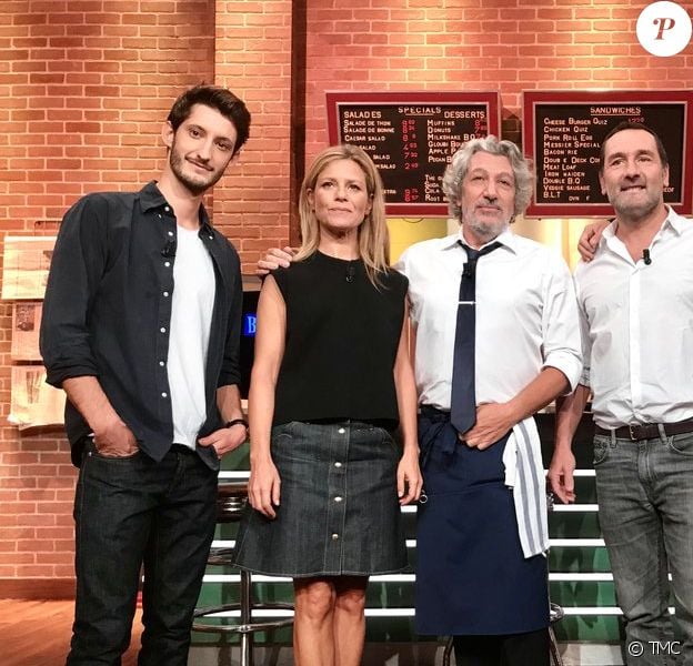 Pierre Niney aux côtés de Gilles Lellouche, Guillaume Canet, Alain Chabat et Marina Foïs pour Burger Quiz.