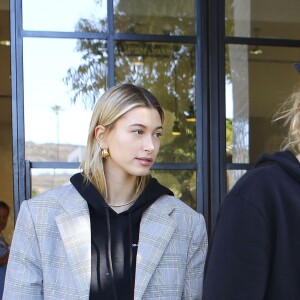 Justin Bieber et sa femme Hailey Baldwin sortent d'un déjeuner à Studio City, Californie, Etats-Unis, le 16 octobre 2018.