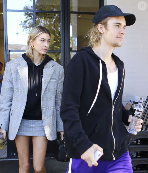 Justin Bieber et sa femme Hailey Baldwin sortent d'un déjeuner à Studio City, Californie, Etats-Unis, le 16 octobre 2018.