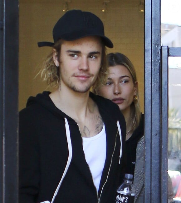 Justin Bieber et sa femme Hailey Baldwin sortent d'un déjeuner à Studio City, Californie, Etats-Unis, le 16 octobre 2018.