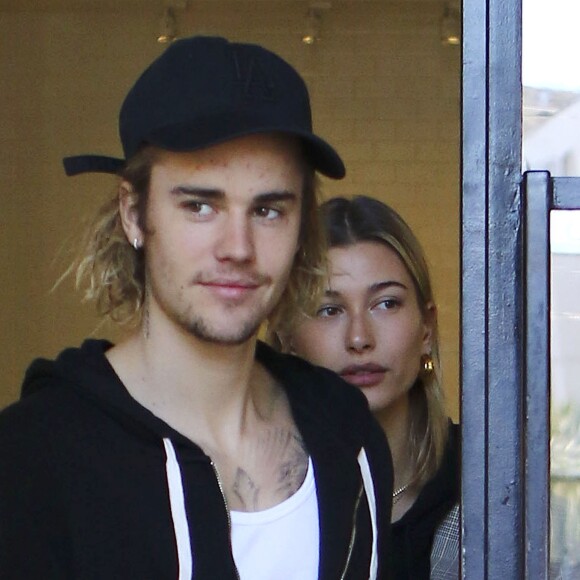 Justin Bieber et sa femme Hailey Baldwin sortent d'un déjeuner à Studio City, Californie, Etats-Unis, le 16 octobre 2018.