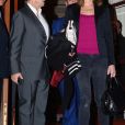Carla Bruni-Sarkozy quitte son hôtel pour arriver à son concert "French Touch" au théâtre Pallas avec son mari Nicolas Sarkozy à Athènes, Grèce, le 23 octobre 2017.