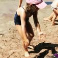 La petite Giulia Sarkoy sur une plage du Cap Nègre, août 2017.