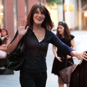 Exclusif - Carla Bruni-Sarkozy et son mari Nicolas Sarkozy quittent l'hôtel Carlyle à New York pour aller dîner le 17 juin 2017.