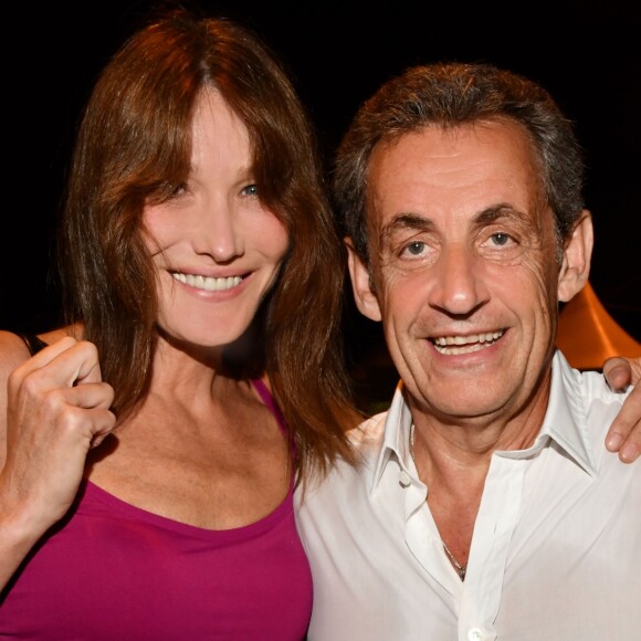 Exclusif - Carla Bruni-Sarkozy pose avec son mari Nicolas Sarkozy après son concert lors du 58e festival "Jazz à Juan" à Juan-les-Pins le 17 juillet 2018. © Bruno Bebert/Bestimage