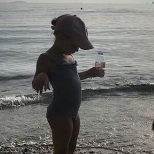 Carla Bruni-Sarkozy publie une photo de sa fille Giulia à la plage sur Instagram le 20 octobre 2018.