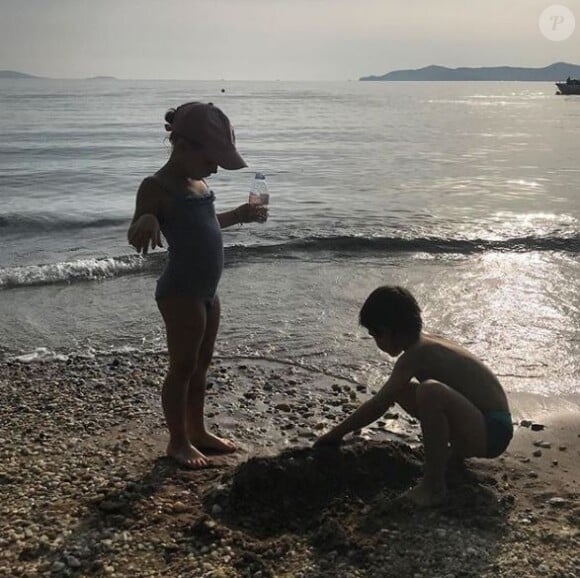 Carla Bruni-Sarkozy publie une photo de sa fille Giulia à la plage sur Instagram le 20 octobre 2018.