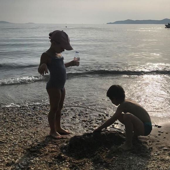 Carla Bruni-Sarkozy publie une photo de sa fille Giulia à la plage sur Instagram le 20 octobre 2018.