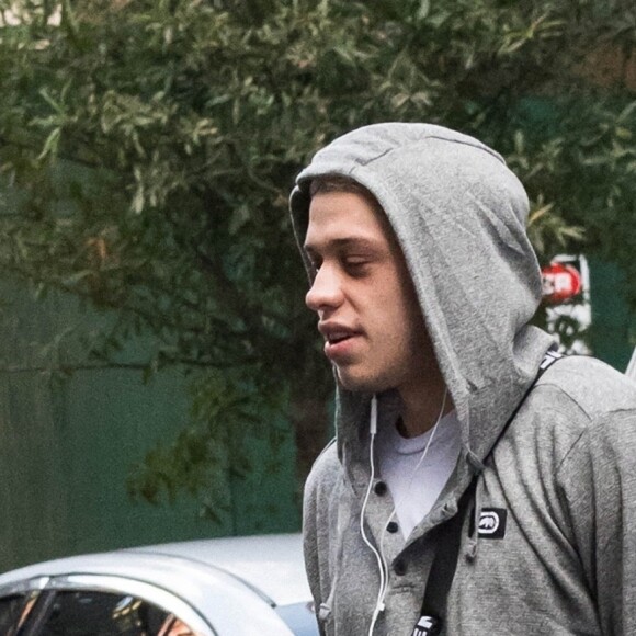 Pete Davidson sort de l'appartement de A. Grande à New York, le 26 septembre 2018.