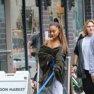 Ariana Grande se promène avec ses deux chiens à New York le 22 septembre 2018.