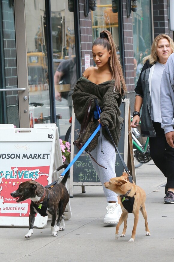 Ariana Grande se promène avec ses deux chiens à New York le 22 septembre 2018.