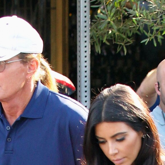Kim Kardashian et Bruce Jenner sur le tournage de leur émission de télé réalité "Keeping Up With The Kardashian" à Los Angeles, le 20 octobre 2014  Reality stars Kim Kardashian and Bruce Jenner film scenes for 'Keeping Up With The Kardashians' on Melrose in Los Angeles, California on October 20, 201420/10/2014 - Los Angeles