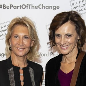 Exclusif - Inès de La Fressange, Muriel Reus (Lieutenant-Colonel - Garde Républicaine) - Lancement du site de la marque "Safe World Peace" à la Société d'Encouragement pour l'Industrie Nationale à Paris, le 22 octobre 2018. Cette marque de joaillerie est la seule au monde à être complètement dédiée à l'humanitaire. Créé par Fadia Otte, Safe World Peace associe trois symboles très forts : la croix chrétienne, le croissant de l'Islam et l’étoile de David afin de transmettre un message de respect, de solidarité, de tolérance, d’amour et de respect. Texte lu par I. Adjani : "Déclarer la paix, c’est plus difficile, plus long que déclarer la guerre : il faut du courage et de la détermination pour trouver le chemin de la paix à travers les conflits et les attentats qui laissent c des plaies à la surface du globe. New York, Londres, Karachi, Madrid, Alep, Paris, Bamako, Barcelone, Kaboul, Somalie, Nigéria, Yemen… partout dans le monde des explosions, des tirs de mitraillettes, des cris, des pleurs, du brui tet de la fureur qui ont rappelé à mon amie Fadia Otte ce qu’elle avait vécu enfant à Beyrouth, ce Beyrouth meurtri par les oppositions inter-religieuses qu’elle avait dû fuir… Comment lutter contre la folie qui s’empare des hommes qui s’entretuent et assassinent au nom de dieu ? Comment les convaincre que la paix est la seule voie possible pour l’humanité ? En associant les symboles des différentes religions dans ses créations, Fadia Otte invite toutes les communautés à coexister pacifiquement et à être solidaires les unes des autres pour venir en aide aux femmes, aux enfants et aux hommes qui sont toujours victimes de l’oppression, de l’ignorance et de l’intolérance. Pour Kofi Annan « la tolérance » était « une vertu qui rend la paix possible ». La tolérance est cet espace où chaque individu peut croire et exprimer ce qu’il veut, qu’il soit croyant, agnostique ou athée. C’est cette tolérance que Fadia Otte revendique, cette tolérance portée comme un étendard au poignet ou autour du cou qui peut nous rendre vertueux et nous guider vers la paix. Mais porter un bijou, un sac, cela suffit-il à changer le monde ? peut etre , oui, parce que pour changer le monde, chaque geste compte : créer pour mobiliser, créer pour avancer, créer pour rassembler, créer pour changer le regard que nous portons les uns sur les autres… les créations de Fadia Otte, pionniere de coeur d'une marque entièrement dédiée aux autres, permettra à travers ses ventes, de soutenir des projets concrets en faveur de tous ceux dont les souffrances ne s’arrêteront que quand l’ouverture et le dialogue remplaceront la haine et l’exclusion. “Vous voulez la paix : créez l’amour.” Les mots de Victor Hugo résonnent ce soir, ils peuvent nous inspirer comme nous inspire l’engagement de Fadia Otte sur le chemin de l’amour et de la paix. " © Pierre Perusseau/Bestimage  For Germany call for price No web/No blog pour Belgique/Suisse Exclusive - The "Safe World Peace" lauch party held at the "Societe d'Encouragement pour l'Industrie Nationale" in Paris, France, on October 22nd 2018. Created by Fadia Otte, Safe World Peace combines three strong symbols – the Christian cross, the star of David and the Islamic crescent – to spread the message of love, tolerance and respect.22/10/2018 - Paris