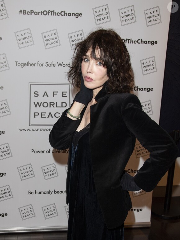 Exclusif - Isabelle Adjani (qui participe par solidarité et bénévolement au lancement du site) - Lancement du site de la marque "Safe World Peace" à la Société d'Encouragement pour l'Industrie Nationale à Paris, le 22 octobre 2018. Cette marque de joaillerie est la seule au monde à être complètement dédiée à l'humanitaire. Créé par Fadia Otte, Safe World Peace associe trois symboles très forts : la croix chrétienne, le croissant de l'Islam et l’étoile de David afin de transmettre un message de respect, de solidarité, de tolérance, d’amour et de respect Texte lu par I. Adjani : "Déclarer la paix, c’est plus difficile, plus long que déclarer la guerre : il faut du courage et de la détermination pour trouver le chemin de la paix à travers les conflits et les attentats qui laissent c des plaies à la surface du globe. New York, Londres, Karachi, Madrid, Alep, Paris, Bamako, Barcelone, Kaboul, Somalie, Nigéria, Yemen… partout dans le monde des explosions, des tirs de mitraillettes, des cris, des pleurs, du brui tet de la fureur qui ont rappelé à mon amie Fadia Otte ce qu’elle avait vécu enfant à Beyrouth, ce Beyrouth meurtri par les oppositions inter-religieuses qu’elle avait dû fuir… Comment lutter contre la folie qui s’empare des hommes qui s’entretuent et assassinent au nom de dieu ? Comment les convaincre que la paix est la seule voie possible pour l’humanité ? En associant les symboles des différentes religions dans ses créations, Fadia Otte invite toutes les communautés à coexister pacifiquement et à être solidaires les unes des autres pour venir en aide aux femmes, aux enfants et aux hommes qui sont toujours victimes de l’oppression, de l’ignorance et de l’intolérance. Pour Kofi Annan « la tolérance » était « une vertu qui rend la paix possible ». La tolérance est cet espace où chaque individu peut croire et exprimer ce qu’il veut, qu’il soit croyant, agnostique ou athée. C’est cette tolérance que Fadia Otte revendique, cette tolérance portée comme un étendard au poignet ou autour du cou qui peut nous rendre vertueux et nous guider vers la paix. Mais porter un bijou, un sac, cela suffit-il à changer le monde ? peut etre , oui, parce que pour changer le monde, chaque geste compte : créer pour mobiliser, créer pour avancer, créer pour rassembler, créer pour changer le regard que nous portons les uns sur les autres… les créations de Fadia Otte, pionniere de coeur d'une marque entièrement dédiée aux autres, permettra à travers ses ventes, de soutenir des projets concrets en faveur de tous ceux dont les souffrances ne s’arrêteront que quand l’ouverture et le dialogue remplaceront la haine et l’exclusion. “Vous voulez la paix : créez l’amour.” Les mots de Victor Hugo résonnent ce soir, ils peuvent nous inspirer comme nous inspire l’engagement de Fadia Otte sur le chemin de l’amour et de la paix. " © Pierre Perusseau/Bestimage  For Germany call for price No web/No blog pour Belgique/Suisse Exclusive - The "Safe World Peace" lauch party held at the "Societe d'Encouragement pour l'Industrie Nationale" in Paris, France, on October 22nd 2018. Created by Fadia Otte, Safe World Peace combines three strong symbols – the Christian cross, the star of David and the Islamic crescent – to spread the message of love, tolerance and respect.22/10/2018 - Paris