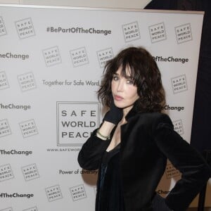 Exclusif - Isabelle Adjani (qui participe par solidarité et bénévolement au lancement du site) - Lancement du site de la marque "Safe World Peace" à la Société d'Encouragement pour l'Industrie Nationale à Paris, le 22 octobre 2018. Cette marque de joaillerie est la seule au monde à être complètement dédiée à l'humanitaire. Créé par Fadia Otte, Safe World Peace associe trois symboles très forts : la croix chrétienne, le croissant de l'Islam et l’étoile de David afin de transmettre un message de respect, de solidarité, de tolérance, d’amour et de respect Texte lu par I. Adjani : "Déclarer la paix, c’est plus difficile, plus long que déclarer la guerre : il faut du courage et de la détermination pour trouver le chemin de la paix à travers les conflits et les attentats qui laissent c des plaies à la surface du globe. New York, Londres, Karachi, Madrid, Alep, Paris, Bamako, Barcelone, Kaboul, Somalie, Nigéria, Yemen… partout dans le monde des explosions, des tirs de mitraillettes, des cris, des pleurs, du brui tet de la fureur qui ont rappelé à mon amie Fadia Otte ce qu’elle avait vécu enfant à Beyrouth, ce Beyrouth meurtri par les oppositions inter-religieuses qu’elle avait dû fuir… Comment lutter contre la folie qui s’empare des hommes qui s’entretuent et assassinent au nom de dieu ? Comment les convaincre que la paix est la seule voie possible pour l’humanité ? En associant les symboles des différentes religions dans ses créations, Fadia Otte invite toutes les communautés à coexister pacifiquement et à être solidaires les unes des autres pour venir en aide aux femmes, aux enfants et aux hommes qui sont toujours victimes de l’oppression, de l’ignorance et de l’intolérance. Pour Kofi Annan « la tolérance » était « une vertu qui rend la paix possible ». La tolérance est cet espace où chaque individu peut croire et exprimer ce qu’il veut, qu’il soit croyant, agnostique ou athée. C’est cette tolérance que Fadia Otte revendique, cette tolérance portée comme un étendard au poignet ou autour du cou qui peut nous rendre vertueux et nous guider vers la paix. Mais porter un bijou, un sac, cela suffit-il à changer le monde ? peut etre , oui, parce que pour changer le monde, chaque geste compte : créer pour mobiliser, créer pour avancer, créer pour rassembler, créer pour changer le regard que nous portons les uns sur les autres… les créations de Fadia Otte, pionniere de coeur d'une marque entièrement dédiée aux autres, permettra à travers ses ventes, de soutenir des projets concrets en faveur de tous ceux dont les souffrances ne s’arrêteront que quand l’ouverture et le dialogue remplaceront la haine et l’exclusion. “Vous voulez la paix : créez l’amour.” Les mots de Victor Hugo résonnent ce soir, ils peuvent nous inspirer comme nous inspire l’engagement de Fadia Otte sur le chemin de l’amour et de la paix. " © Pierre Perusseau/Bestimage  For Germany call for price No web/No blog pour Belgique/Suisse Exclusive - The "Safe World Peace" lauch party held at the "Societe d'Encouragement pour l'Industrie Nationale" in Paris, France, on October 22nd 2018. Created by Fadia Otte, Safe World Peace combines three strong symbols – the Christian cross, the star of David and the Islamic crescent – to spread the message of love, tolerance and respect.22/10/2018 - Paris