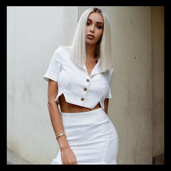 Nabilla change de look et s'affiche blonde platine - Instagram, 6 septembre 2018