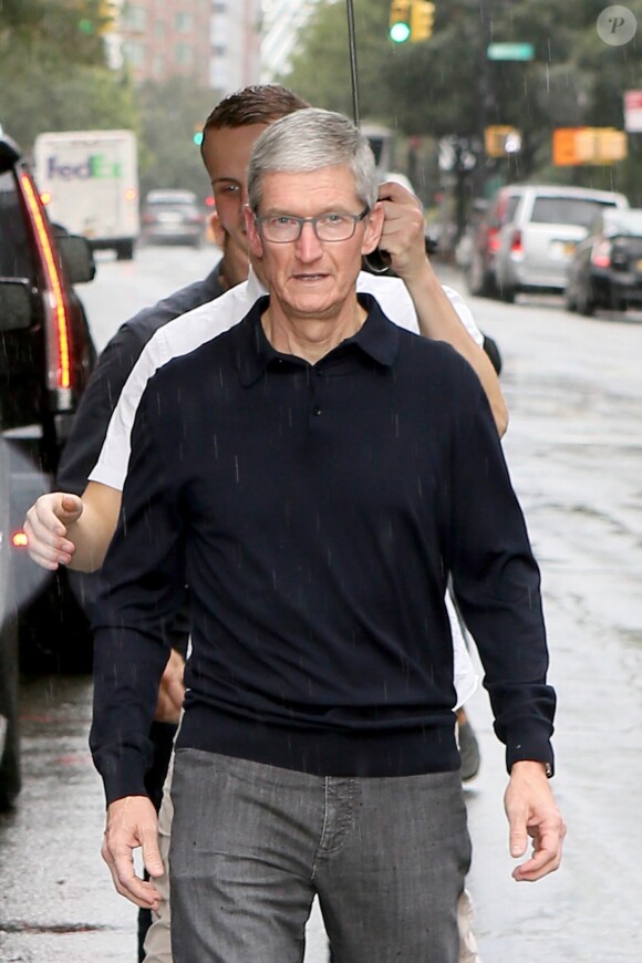 Le directeur général d'Apple, Tim Cook quitte l'hôtel Tribeca à New York le 19 septembre 2017.
