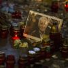 Illustration des hommages à Charles Aznavour à Erevan en Arménie, le 5 octobre 2018. Des milliers de personnes sont venues déposer des fleurs et allumer des bougies sur la place Charles Aznavour vers 21h en la mémoire du chanteur décédé. Après avoir allumé les bougies, une marche silencieuse a été organisée jusqu'au Musée Charles Aznavour. © Grigor Yepremyan / Bestimage