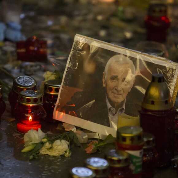 Illustration des hommages à Charles Aznavour à Erevan en Arménie, le 5 octobre 2018. Des milliers de personnes sont venues déposer des fleurs et allumer des bougies sur la place Charles Aznavour vers 21h en la mémoire du chanteur décédé. Après avoir allumé les bougies, une marche silencieuse a été organisée jusqu'au Musée Charles Aznavour. © Grigor Yepremyan / Bestimage
