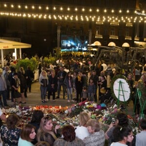 Illustration des hommages à Charles Aznavour à Erevan en Arménie, le 5 octobre 2018. Des milliers de personnes sont venues déposer des fleurs et allumer des bougies sur la place Charles Aznavour vers 21h en la mémoire du chanteur décédé. Après avoir allumé les bougies, une marche silencieuse a été organisée jusqu'au Musée Charles Aznavour. © Grigor Yepremyan / Bestimage