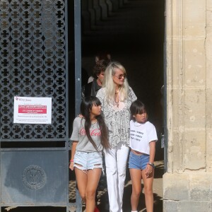 Semi-exclusif - Laeticia Hallyday est venue se recueillir sur le Caveau funéraire de Charles Aznavour avec ses filles Jade et Joy, son ami Pierre Rambaldi et Carl (chauffeur et garde du corps) au cimetière de Montfort-l'Amaury, France, le 13 octobre 2018.