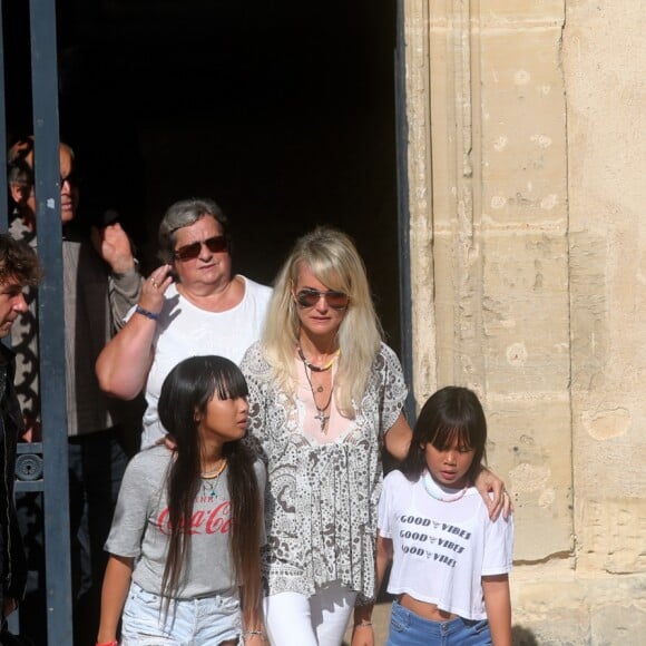 Semi-exclusif - Laeticia Hallyday est venue se recueillir sur le Caveau funéraire de Charles Aznavour avec ses filles Jade et Joy, son ami Pierre Rambaldi et Carl (chauffeur et garde du corps) au cimetière de Montfort-l'Amaury, France, le 13 octobre 2018.