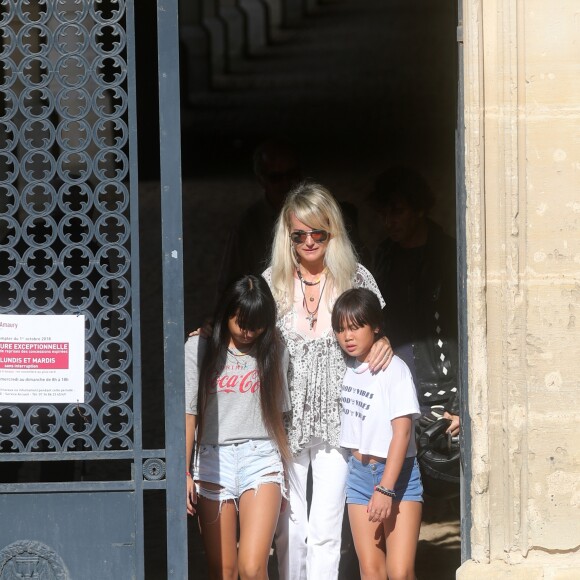 Semi-exclusif - Laeticia Hallyday est venue se recueillir sur le Caveau funéraire de Charles Aznavour avec ses filles Jade et Joy, son ami Pierre Rambaldi et Carl (chauffeur et garde du corps) au cimetière de Montfort-l'Amaury, France, le 13 octobre 2018.