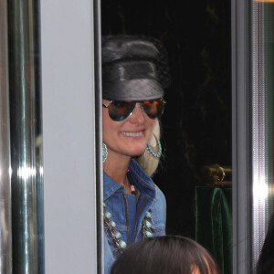Laeticia Hallyday sort de l'hôtel de Berri avec ses filles Jade et Joy à Paris le 11 octobre 2018.