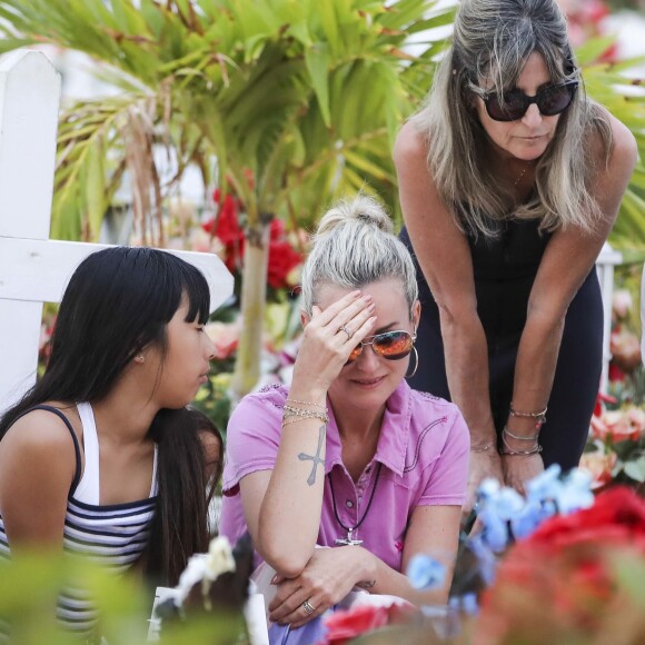 Laeticia Hallyday avec sa fille Jade, la nounou Sylviane - Laeticia Hallyday, ses filles Jade et Joy et Sylviane (la nounou) sont allées se recueillir sur la tombe de J.Hallyday avec Jean-Pierre Millot (ami très proche du couple Hallyday depuis des années, éditeur à Saint-Barthélemy) et une amie des filles au cimetière marin de Lorient à Saint-Barthélemy, le 17 avril 2018. Laeticia et ses filles ont apporté de nombreuses bougies pour éclairer la tombe la nuit.17/04/2018 - Saint-Barthélemy