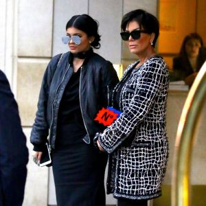 Kris Jenner et sa fille Kylie Jenner à la sortie de l'hôtel Peninsula à Beverly Hills. Le 5 novembre 2015.