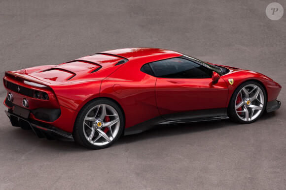 Ferrari dévoile la SP38, un modèle unique conçu pour un client sur base de 488 GTB. Si la mécanique reste inchangée, le design est inédit. Sous le capot, on retrouve le V8 3,9L biturbo offrant 670ch à la GTB.