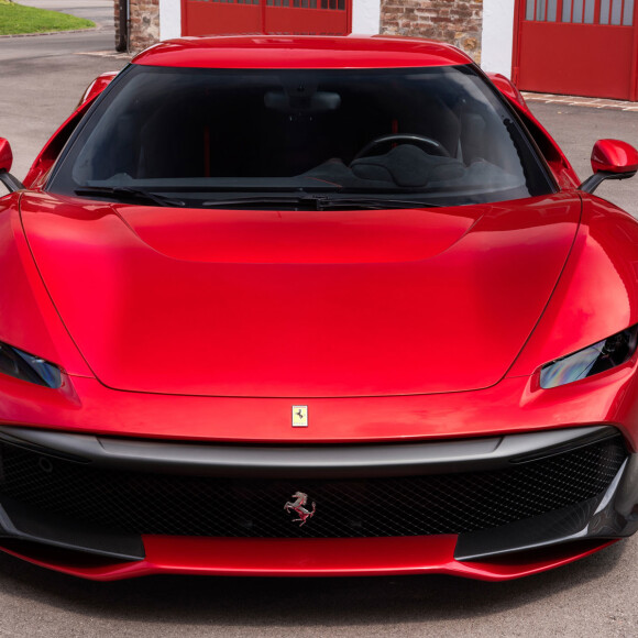 Ferrari dévoile la SP38, un modèle unique conçu pour un client sur base de 488 GTB. Si la mécanique reste inchangée, le design est inédit. Sous le capot, on retrouve le V8 3,9L biturbo offrant 670ch à la GTB.