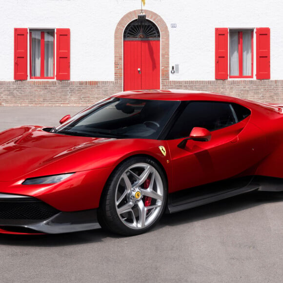 Ferrari dévoile la SP38, un modèle unique conçu pour un client sur base de 488 GTB. Si la mécanique reste inchangée, le design est inédit. Sous le capot, on retrouve le V8 3,9L biturbo offrant 670ch à la GTB.