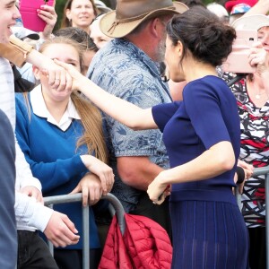 Meghan Markle, duchesse de Sussex (enceinte) lors d'un bain de foule à Rotorua, Nouvelle Zélande le 31 octobre 2018.